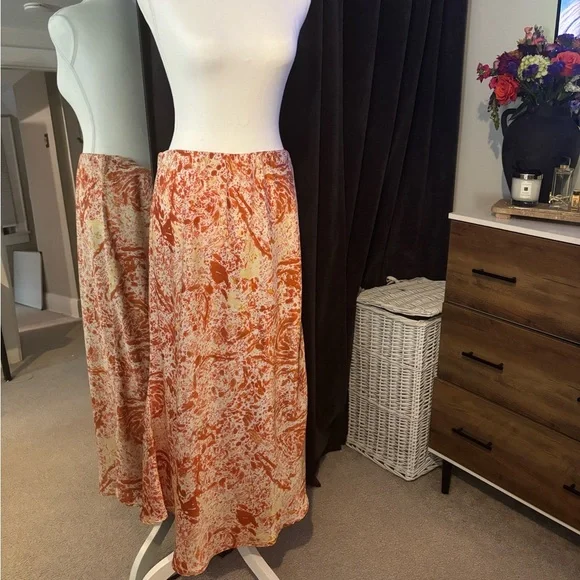Satin Orange and Cream Skirt - Picture 1 of 3